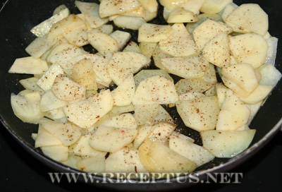 Жареная картошка с луком и беконом