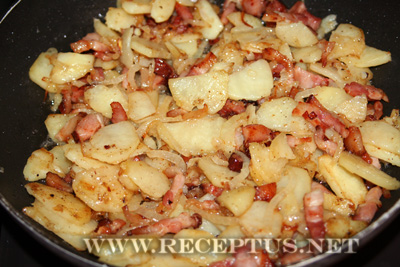 Жареная картошка с луком и беконом